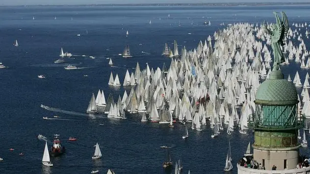 20091011 - TRIESTE - SPO - VELA: BARCOLANA; VINCE MAXI JENA CON SKIPPER MITJA KOSMINA. Un momento della regata oggi 11 ottobre 2009. Maxi Jena, timonata dallo sloveno Mitja Kosmina, ha vinto, con il tempo di 1 ora 6', la 41/a edizione della Barcolana, la regata velica più affollata del mondo che si è disputata oggi nel golfo di Trieste...ANSA/US-EMME&EMME/PARENZAN /DC.... ........