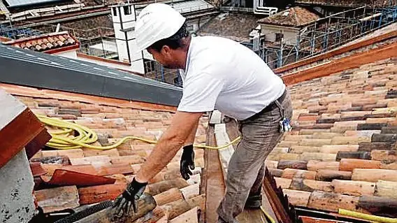 Un momento dei lavori del cantiere dei tetti di Palazzo di Brera, Milano, 10 settembre 2014. ANSA/ DANIELE MASCOLO