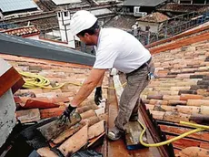 Un momento dei lavori del cantiere dei tetti di Palazzo di Brera, Milano, 10 settembre 2014. ANSA/ DANIELE MASCOLO