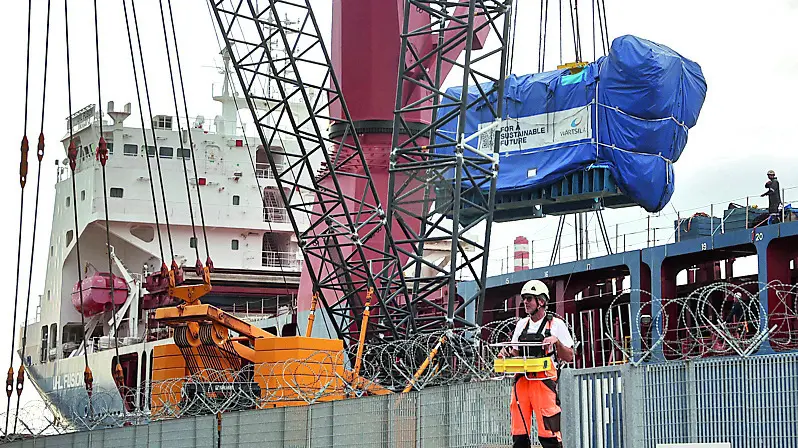 L’imbarco di motori prodotti alla Wärtsilä nel canale navigabile della zona industriale Foto Lasorte