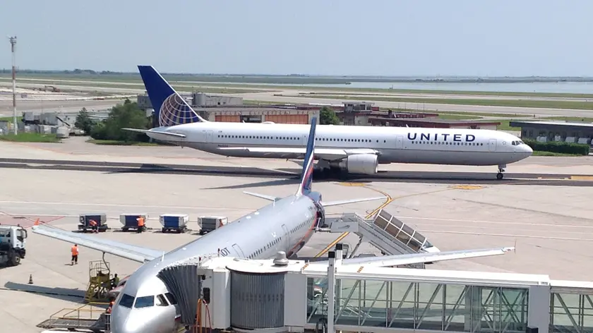 Aerei della compagnia United Airlines sulla pista dello scalo di Venezia