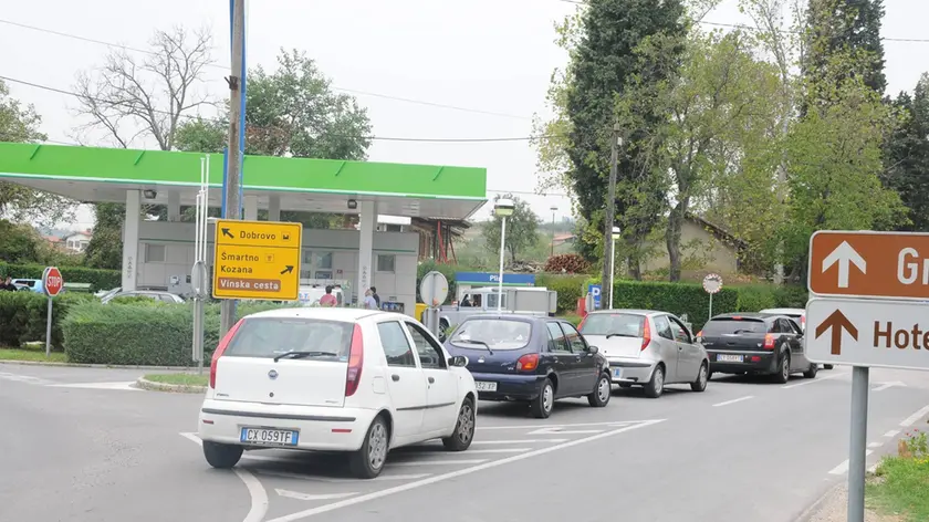 Fila al distributore di Vipulzano (Vipolze) in Slovenia