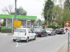 Fila al distributore di Vipulzano (Vipolze) in Slovenia