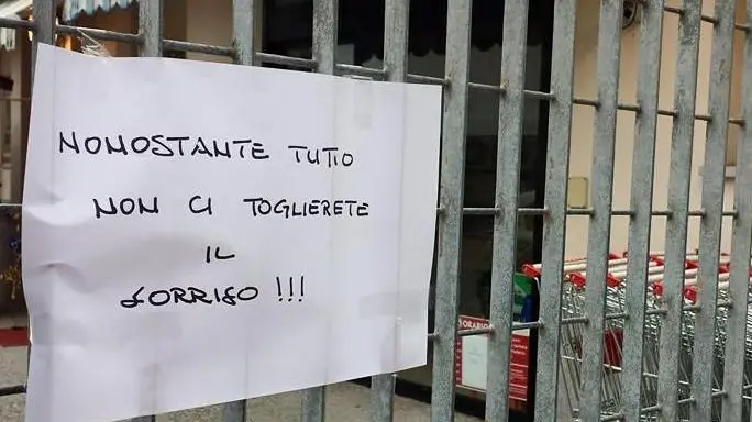 Il cartello apparso sul cancello del supermercato “Tutto Pepe”