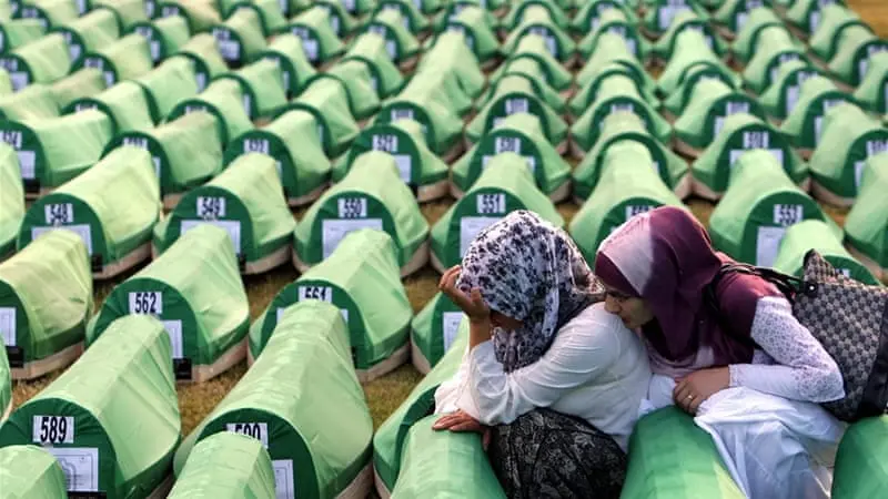 Le bare con le vittime della strage di Srebrenica