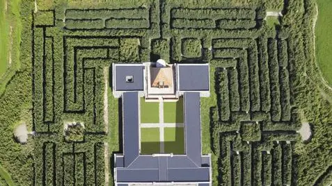 Una veduta aerea del Labirinto in un'immagine diffusa il 28 maggio 2015, in occasione della sua inaugurazione. Il labirinto piu' grande del mondo e' nato a Fontanello (Parma) da un'idea dell'editore designer, collezionista d'arte e bibliofilo Franco Maria Ricci. ANSA/ US.+++ ANSA PROVIDES ACCESS TO THIS HANDOUT PHOTO TO BE USED SOLELY TO ILLUSTRATE NEWS REPORTING OR COMMENTARY ON THE FACTS OR EVENTS DEPICTED IN THIS IMAGE; NO ARCHIVING; NO LICENSING +++ .