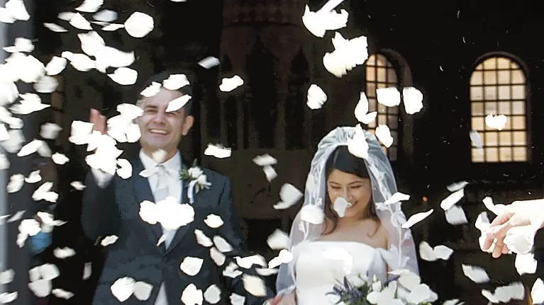 Marco Simeoni e Josephine Paz Grados in uscita dalla chiesa