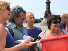 Lo sparuto gruppetto di manifestanti davanti alla Prefettura di Trieste (foto Lasorte)