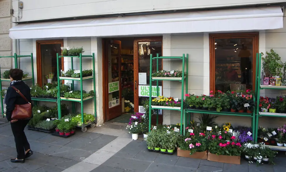 In piazza Goldoni anche la storica agraria Righi a metà maggio abbasserà le serrande