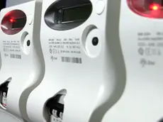 20090321 - ROMA - FIN - TARIFFE: RIE;DA APRILE GAS -8% E LUCE -7%,RISPARMIO 122 EURO. Contatori in una immagine di archivio. Dal primo aprile le tariffe di luce e gas scenderanno ancora. Lo prevede il Rie, secondo cui il metano dovrebbe segnare un ribasso dell'8% e l'elettricita' una flessione del 7%, pari a un risparmio totale annuo di 122 euro. In particolare, per quanto riguarda il gas, il risparmio per una famiglia dai consumi medi di 1.400 metri cubi l'anno e' di 90 euro l'anno; per l'elettricita', per un consumo di 2.700 kwh l'anno, e' di 32 euro. ANSA/ARCHIVIO/FOLCO LANCIA/DRN