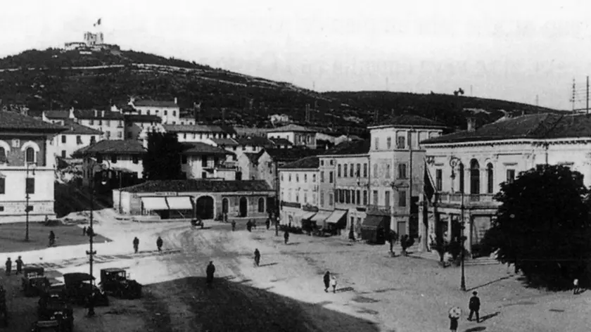 Una veduta passata di piazza della Repubblica a Monfalcone