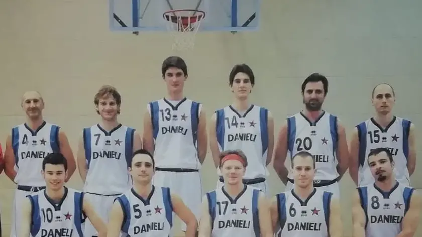 Novello, secondo da sinistra in alto, con la sua squadra di basket
