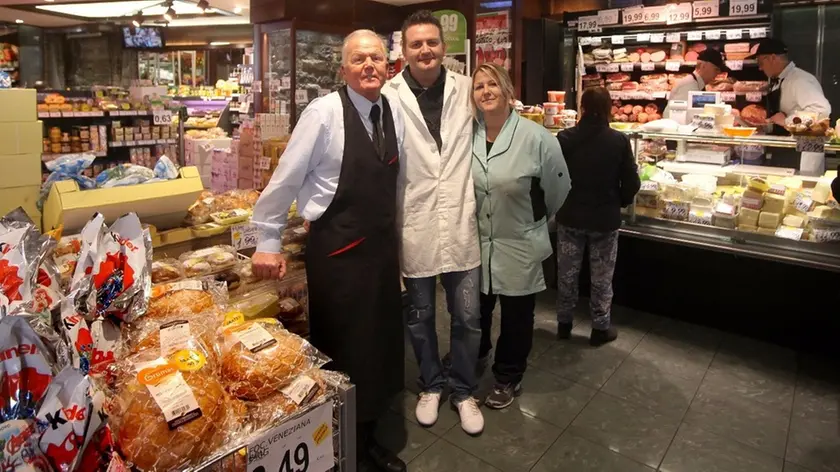 Eligio Bozieglav, il primo a sinistra nel supermercato "La Beccaria"