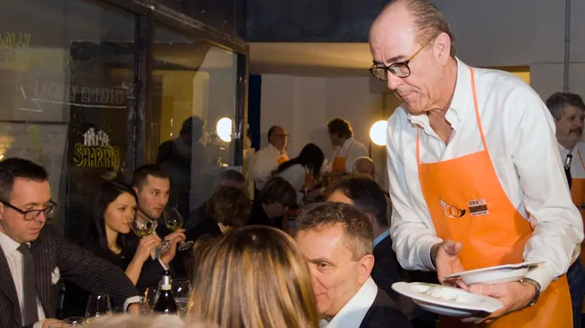 Mario Ghiacci serve ai tavoli durante la cena dei Quochi di Quore 2015