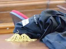 Una toga appoggiata sui banchi del Tribunale di Gorizia durante un'udienza (Bumbaca)