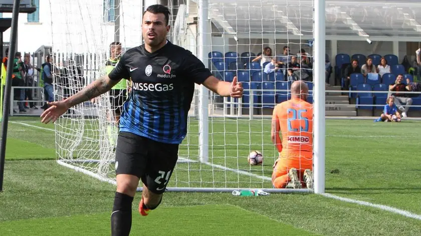 Atalanta's Andrea Petagna jubilates after scoring the goal during the Italian Serie A soccer match Atalanta BC vs SSC Napoli at Atleti Azzurri d'Italia stadium in Bergamo, Italy, 02 October 2016. ANSA/PAOLO MAGNI