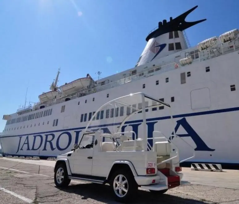 La papamobile all'imbarco ad Ancona