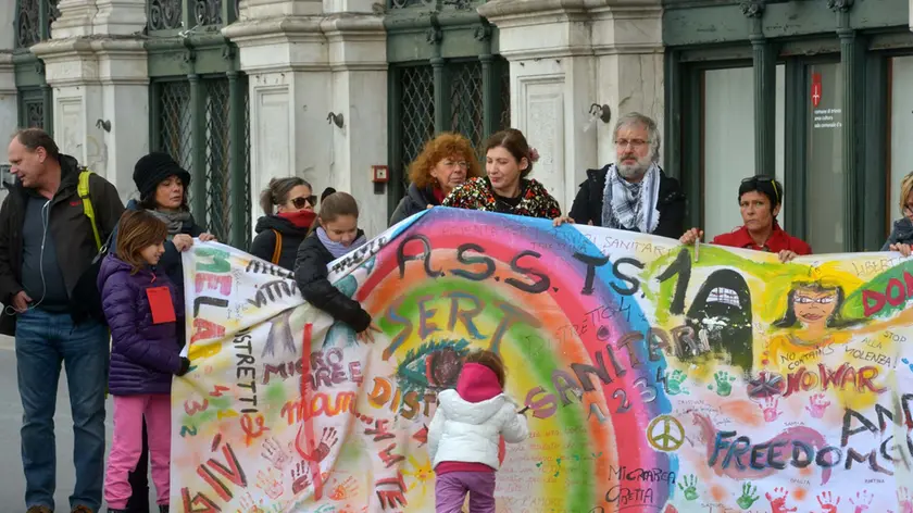 Foto Bruni 24.11.13 Centri anti-violenza:si ricordano i femminicidi in piazza Unità