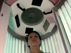 Una ragazza in un solarium