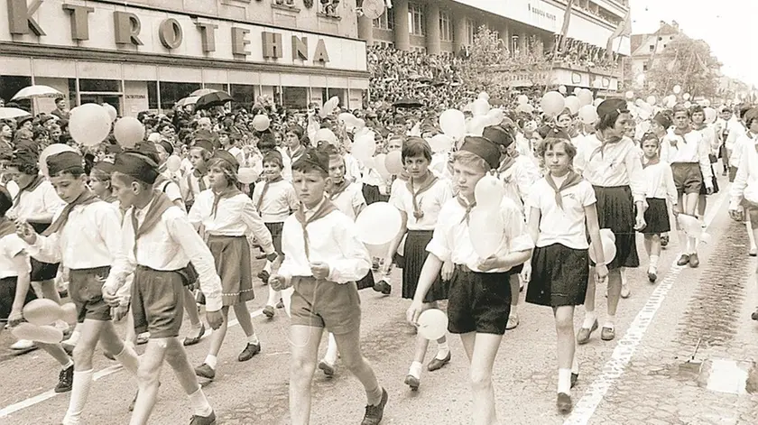 Giovani pionieri alla sfilata del 1° maggio a Lubiana nel 1961