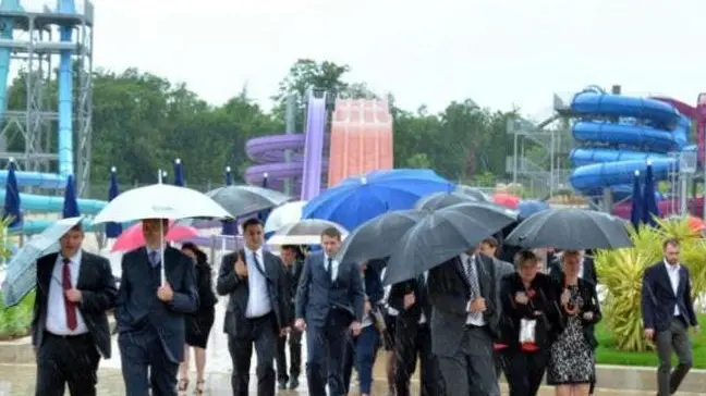 Inaugurazione sotto la pioggia per il parco acquatico di Parenzo (foto da glasistre.hr)