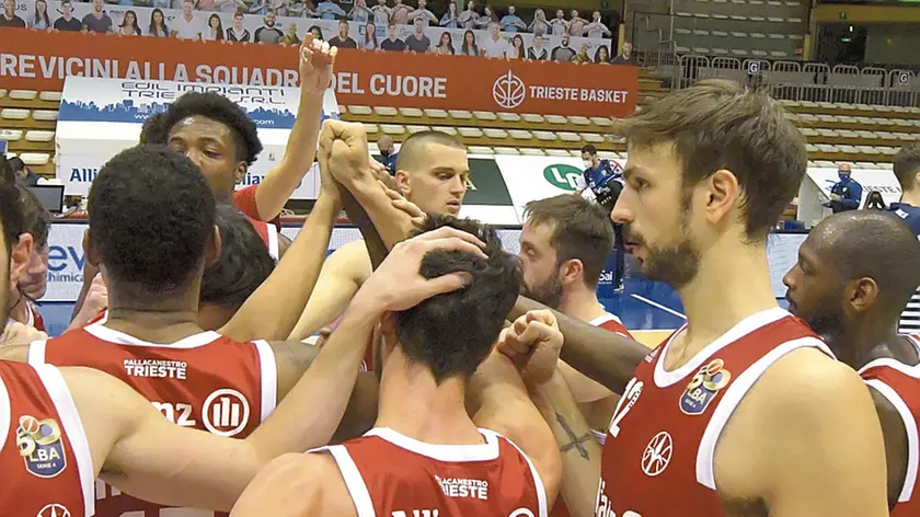 I giocatori dell’Allianz esultano dopo la vittoria di mercoledì contro Varese