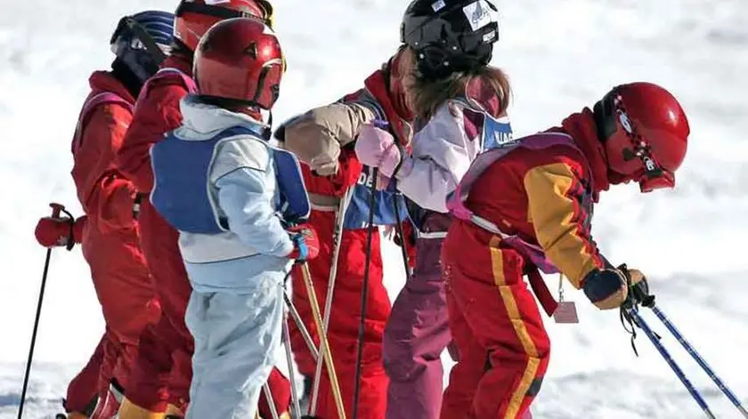 Bambini sulla pista da sci