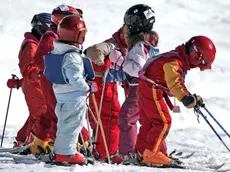 Bambini sulla pista da sci