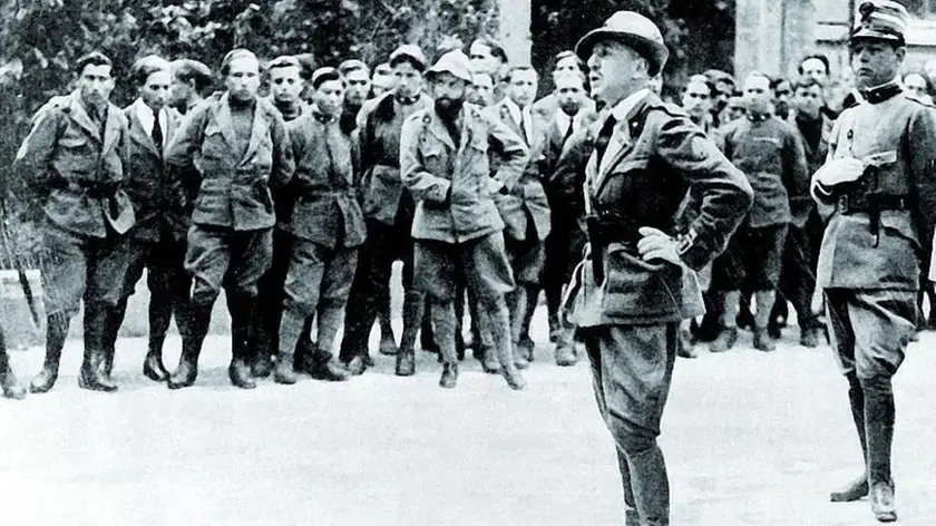olycom - gabriele d annunzio a fiume - 18 MARZO 1920 -LA FESTA DI SAN GABRIELE CELEBRATA A FIUME GABRIELE D'ANNUNZIO PARLA AI LEGIONARI olycom
