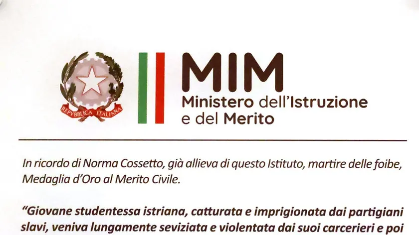 La targa installata ricorda la studentessa istriana uccisa dai partigiani jugoslavi Foto Bumbaca