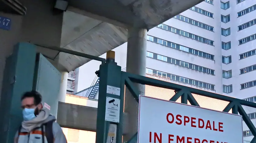 Lasorte Trieste 25/03/20 - Ospedale di Cattinara, Cartello Ospedale in Emergenza, Coronavirus