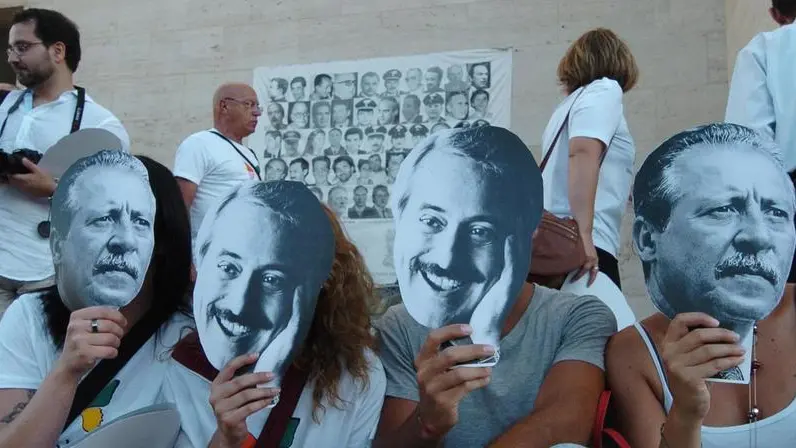 Un momento del presidio davanti al tribunale di Palermo in memoria di Paolo Borsellino e Giovanni Falcone, Palermo, 18 luglio 2012. ANSA/MIKE PALAZZOTTO