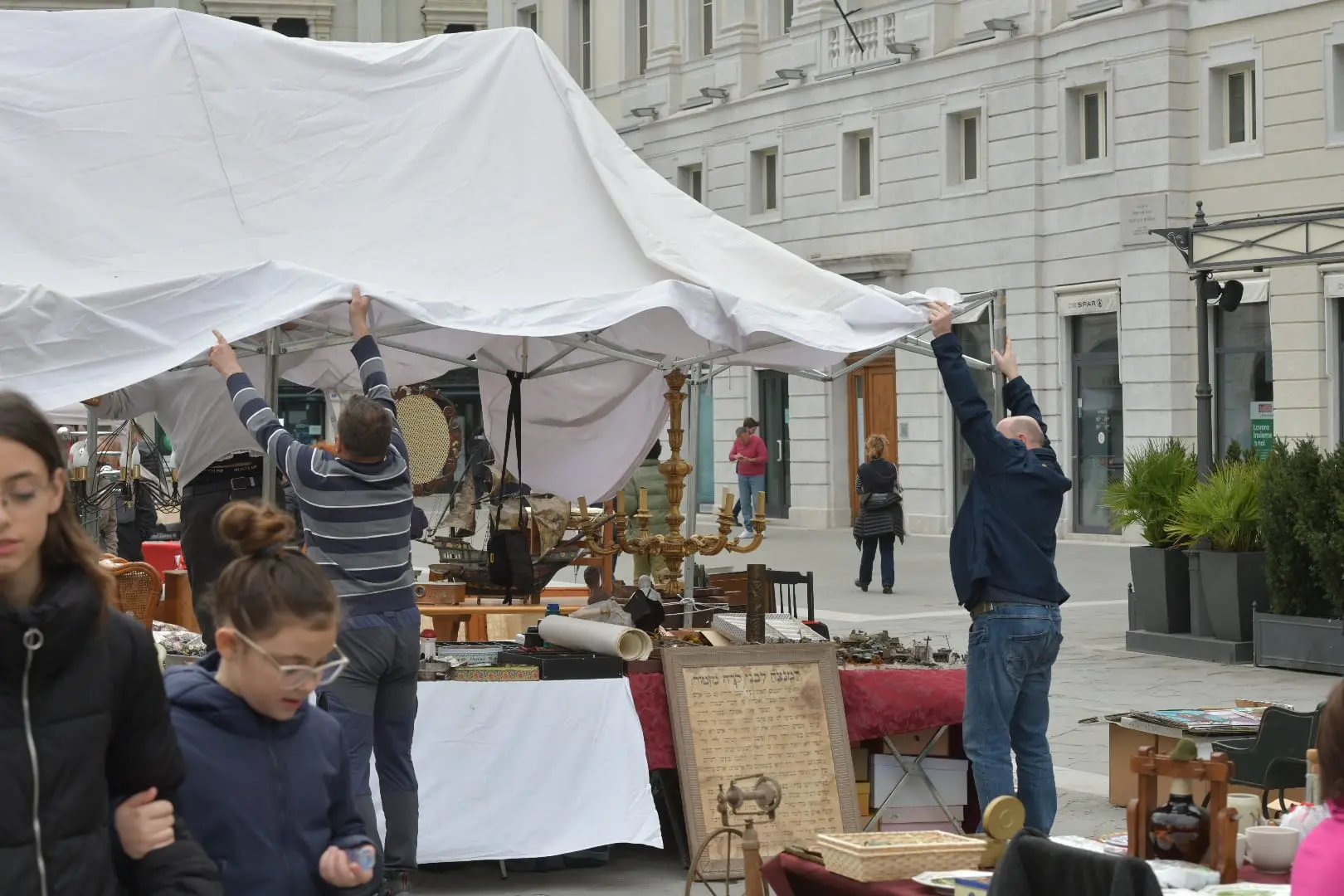 In queste foto di Francesco Bruni gli stand del Mercatino dell'usato aperto la domenica di Pasqua e lunedì di Pasquetta nella centrale piazza Unità e nel vicino ghetto. Le bancarelle hanno cercato di resistere quanto più possibile alla pioggia e non sono mancati turisti e triestini che hanno scelto di riversarsi in centro, assaporando anche i sapori offerti poco più in là, in piazza Ponterosso, dall'International Street Food.