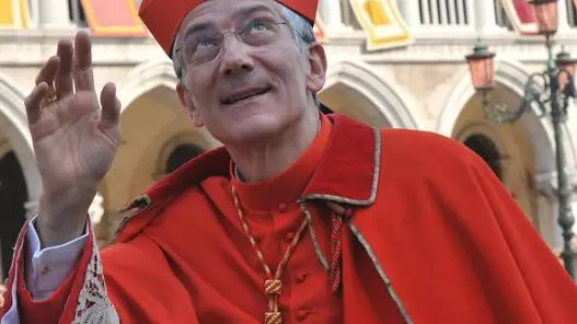 Mons. Francesco Moraglia, neo patriarca di Venezia, saluta i fedeli che lo hanno atteso in piazza San Marco, in attesa della cerimonia di insediamento nella citta' lagunare, Venezia, 25 marzo 2012. .ANSA/ANDREA MEROLA.