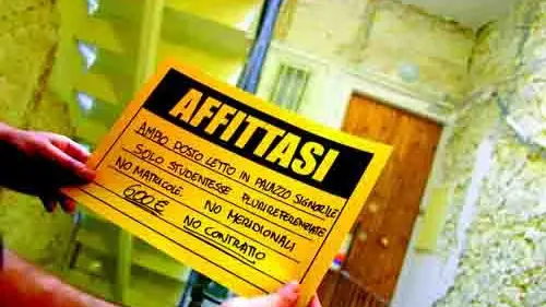 Un cartello "affittasi" (archivio)