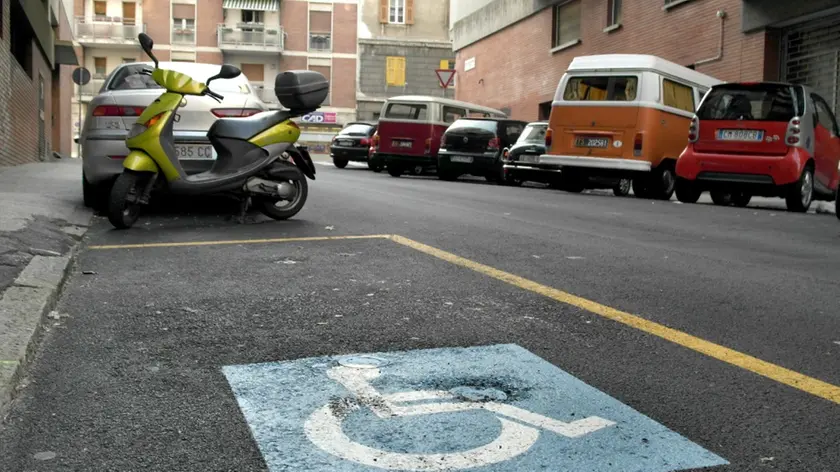 Un parcheggio riservato ai disabili (archivio)