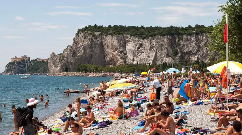 Bagnanti sulla spiaggia di Castelreggio