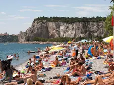 Bagnanti sulla spiaggia di Castelreggio