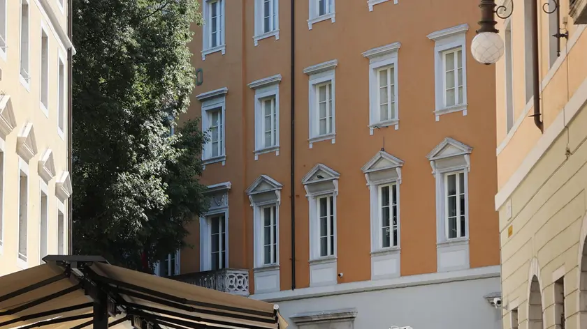 Uno scorcio di palazzo Biserini, sede storica della Biblioteca civica di piazza Hortis Foto Lasorte