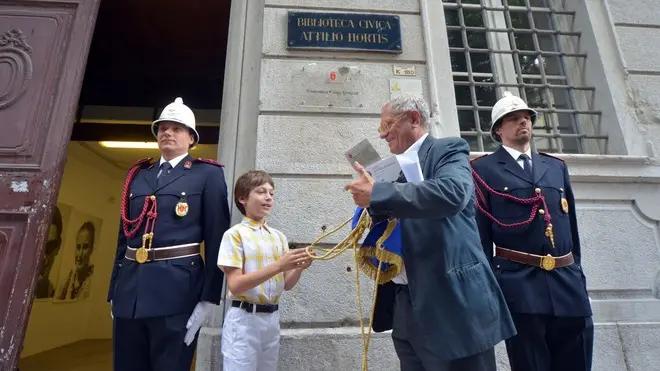 Foto Bruni 29.06.13 Il nipote di Tomizza scopre la targa davanti all'Emeroteca