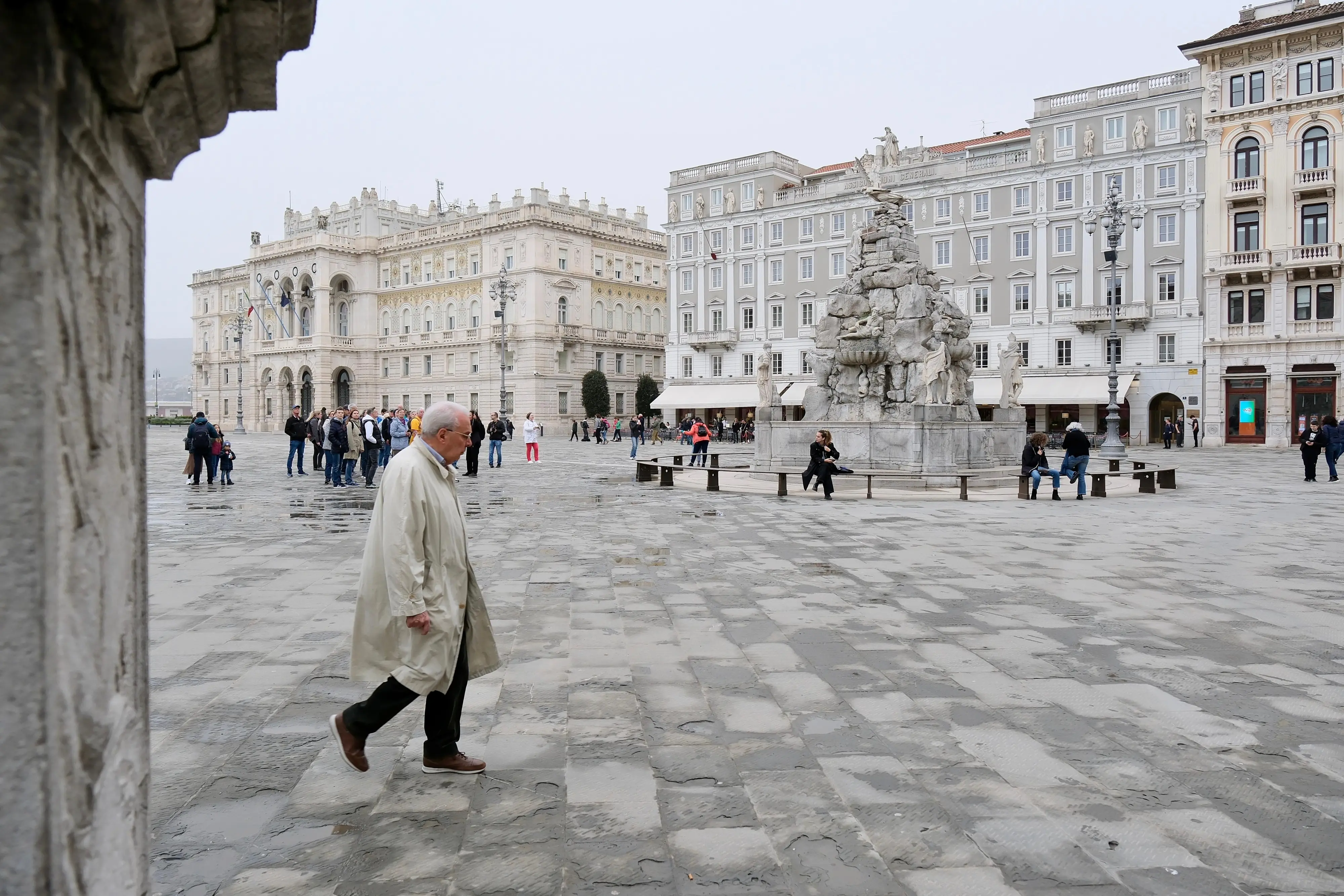 Il maltempo ha ampliamente influenzato il lunedì di Pasquetta che nel centro di Trieste è iniziato decisamente in sordina. Il secondo giorno di Mercatino dell'usato in piazza Unità, che ieri aveva resistito per quanto possibile alla pioggia, lunedì è stato annullato, almeno di mattina: rischio precipitazioni troppo elevato. Turisti e triestini hanno comunque potuto contare sul Salone degli Incanti e sul museo Revoltella, con le mostre, rispettivamente di Salgado, Van Gogh e Ligabue, a fare da catalizzatore. Restano aperti gli stand dell'International Street Food in Ponterosso, dove già in mattinata è cominciato un certo via vai mentre in tanti hanno scelto di fare una visita al Parco e al Castello di Miramare. Foto e notizia di Massimo Silvano e Francesco Bercic