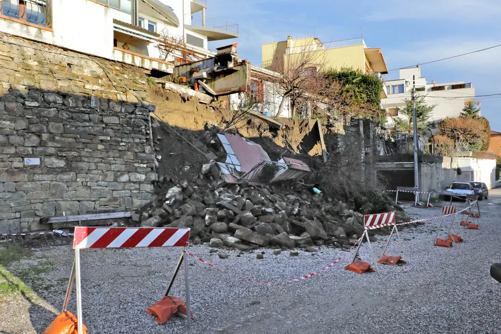 Lasorte Trieste 02/01/18 - Via Camaur, Gretta, Muraglione crollato