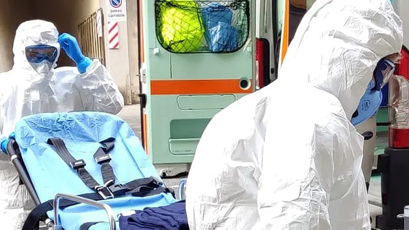 Silvano Trieste 2020-03-30 Un giorno di ordinario lavoro per il 118 reparto Covid - 19