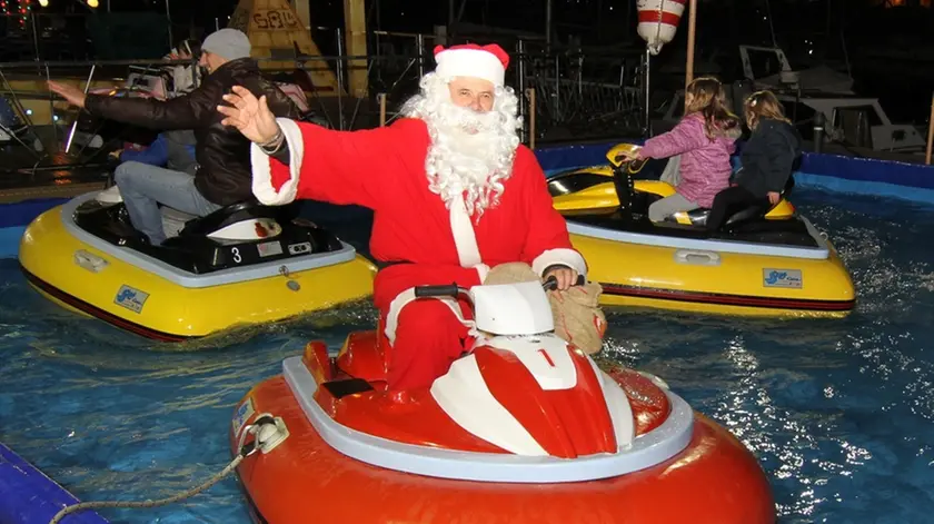 Babbo Natale si cimenta con una delle attrazioni del luna park