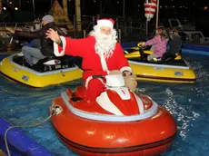 Babbo Natale si cimenta con una delle attrazioni del luna park