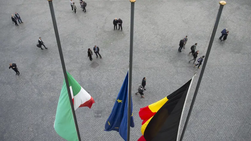 Bandiere a mezz'asta a Palazzo Chigi, Roma, 22 marzo 2016. Anche la bandiera belga insieme a quella italiana e a quella dell'Unione Europea è stata esposta a mezz'asta in segno di solidarietà dopo gli attentati a Bruxelles. ANSA / US PALAZZO CHIGI - TIBERIO BARCHIELLI +++ANSA PROVIDES ACCESS TO THIS HANDOUT PHOTO TO BE USED SOLELY TO ILLUSTRATE NEWS REPORTING OR COMMENTARY ON THE FACTS OR EVENTS DEPICTED IN THIS IMAGE; NO ARCHIVING; NO LICENSING+++