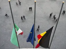 Bandiere a mezz'asta a Palazzo Chigi, Roma, 22 marzo 2016. Anche la bandiera belga insieme a quella italiana e a quella dell'Unione Europea è stata esposta a mezz'asta in segno di solidarietà dopo gli attentati a Bruxelles. ANSA / US PALAZZO CHIGI - TIBERIO BARCHIELLI +++ANSA PROVIDES ACCESS TO THIS HANDOUT PHOTO TO BE USED SOLELY TO ILLUSTRATE NEWS REPORTING OR COMMENTARY ON THE FACTS OR EVENTS DEPICTED IN THIS IMAGE; NO ARCHIVING; NO LICENSING+++