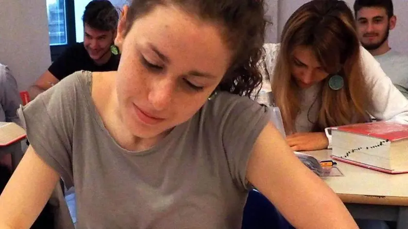 Studenti del Liceo 'Malpighi' affrontano la prima prova scritta degli esami di maturità, Bologna, 17 giugno 2015. ANSA/GIORGIO BENVENUTI