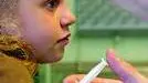 20090722 - ROMA - POL - INFLUENZA A: SACCONI, VACCINEREMO 15,4 MLN TRA 2-27 ANNI. Una foto d'archivio di una bimba mentre riceve una vaccinazione. ''Si sta considerando di vaccinare contro la nuova influenza anche la fascia di popolazione pari a 15,4 milioni di soggetti tra i 2 e i 27 anni, da gennaio 2010''. Lo ha affermato il ministro del Welfare Maurizio Sacconi. Secondo il piano gia' annunciato dal governo, una prima fase delle vaccinazioni interessera', entro la fine del 2009, le categorie maggiormente a rischio ed i lavoratori dei settori sensibili, pari a 8,6 milioni di cittadini...ANSA/FRANCO SILVI/DRN