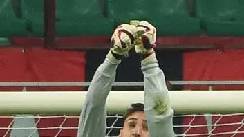 AC Milans goalkeeper Gianluigi Donnarumma (C) jumps for the ball past Atalantas defender Rafael Toloi during their Serie A soccer match at the Giuseppe Meazza stadium in Milan, Italy, 7 November 2015. ANSA/DANIEL DAL ZENNARO